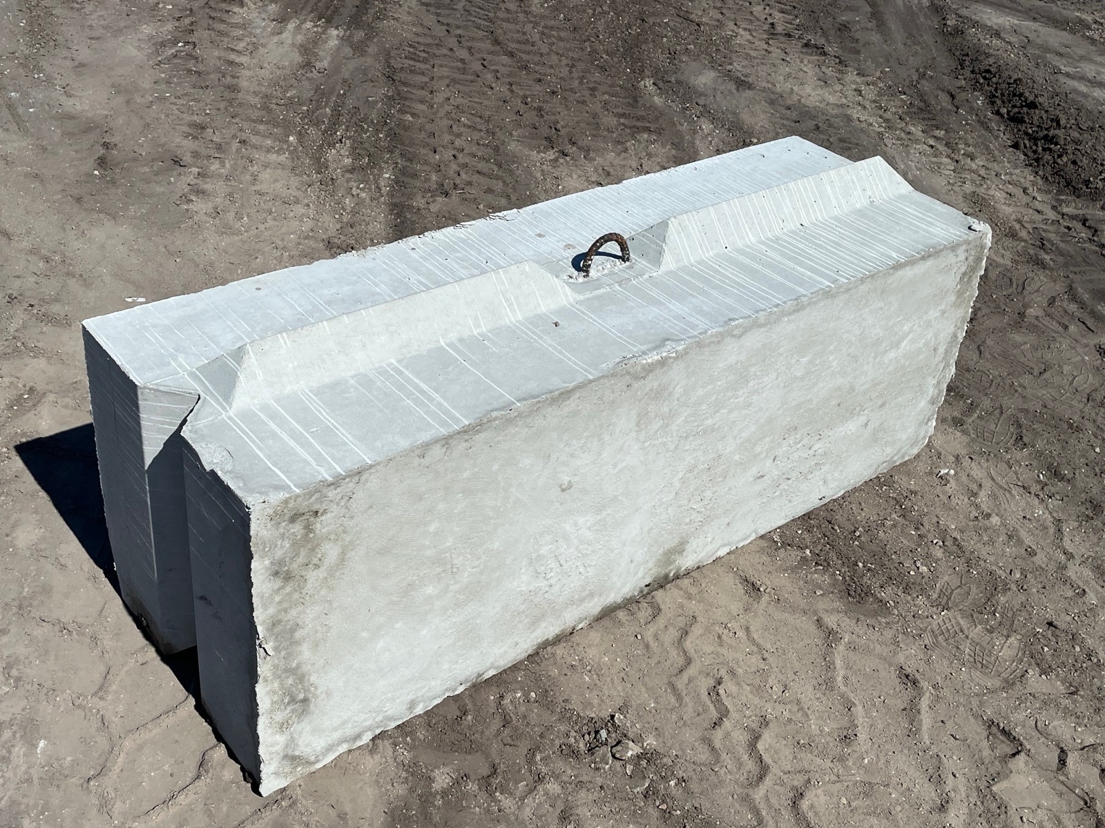 Interlocking concrete block